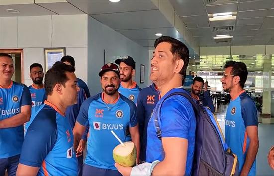 भारतीय टीम के खिलाड़ियों से महेंद्र सिंह धोनी ने की मुलाकात 