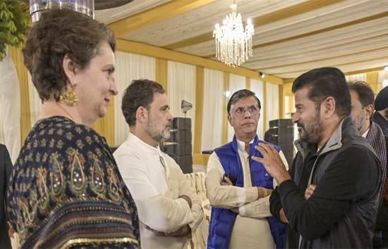 शरद पवार की बर्थडे पार्टी में दिखे राहुल गांधी और गौतम अडानी, आमने-सामने रहे मौजूद  