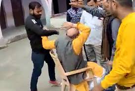 वाराणसी: छेड़खानी करने वाले BJP के विधायक जी की जमकर हुई धुनाई, वीडियो वायरल