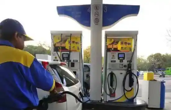 क्या आप जानते हैं पाकिस्तान में 1 लीटर पेट्रोल की कीमत?