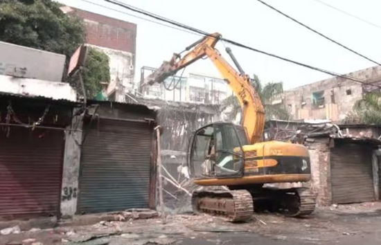 सुप्रीम कोर्ट की सख्ती के बाद फिर चला योगी का बुलडोजर, कैसरबाग में निर्माणाधीन अवैध कॉम्प्लेक्स ढहाया