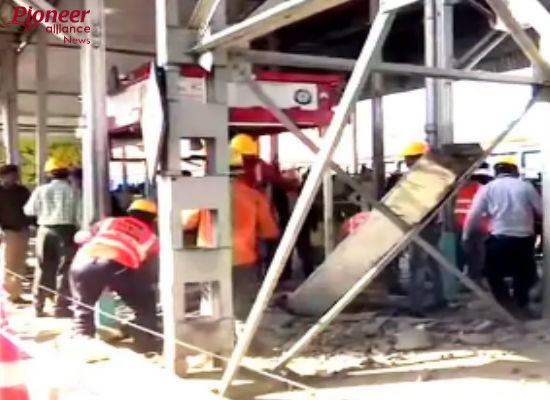 भोपाल में बड़ा हादसा: रेलवे स्टेशन पर यात्रियों पर गिरा फुट ओवरब्रिज, कई घायल