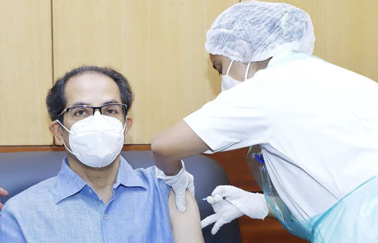 महाराष्ट्र : नागपुर में फिर लगाया गया लॉकडाउन, मुख्यमंत्री उद्धव ठाकरे ने लगवाई कोरोना वैक्सीन 