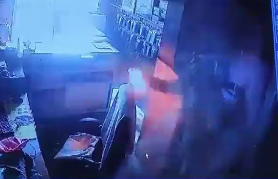 चार्जिंग के दौरान मोबाइल में ब्लास्ट, दुकानदार घायल, चेहरे और आंख में आई चोट, वीडियो वायरल 