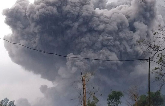 इंडोनेशिया में सेमेरु ज्वालामुखी में विस्फोट, चारों ओर राख और धुंए का गुबार