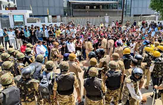 नोएडा पुलिस कमिश्नर का बयान, शांतिपूर्ण चल रहा था प्रदर्शन, कुछ 'बाहरी' लोगों ने बनाया हिंसक, 7 पर FIR 