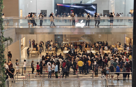 आईफोन 16 सीरीज की सेल आज से शुरू, मुंबई और दिल्ली के कई स्टोरों पर भारी भीड़