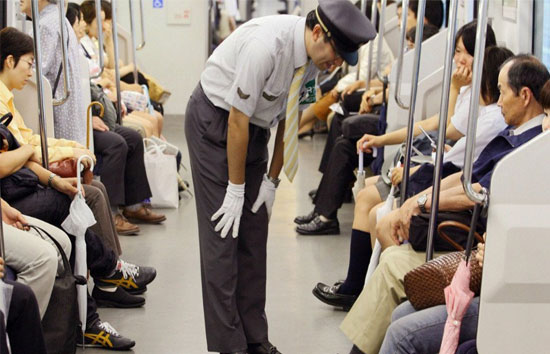 इस देश में 1 सेकेंड ट्रेन लेट होने पर रेलवे यात्रियों से मांगता है माफी, जानें कहां है यह नियम 