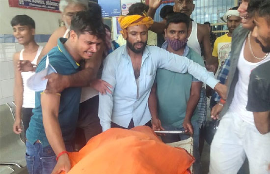 बिहार : मोतिहारी में जहरीला पेय पदार्थ पीने से मरने वालों की संख्या हुई 32, पांच थानेदार समेत 11 पुलिसकर्मियों पर गिरी गाज 