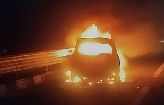 दिल्ली-मुंबई एक्सप्रेसवे पर चलती कार में लगी आग, 5 लोग जिंदा जले