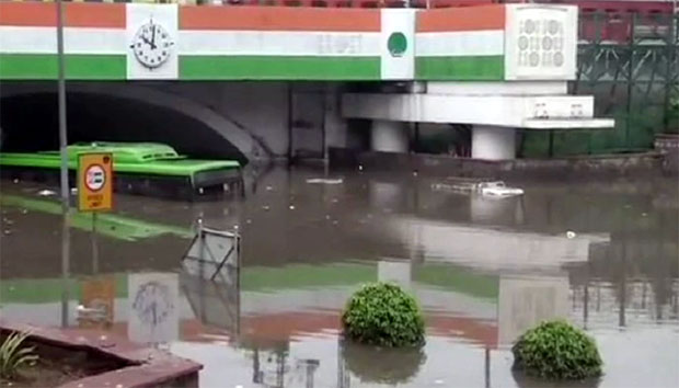 दिल्ली : प्रशासन की लापरवाही ने ली जान, मिंटो रोड ब्रिज के पास डूबकर ड्राइवर की मौत  