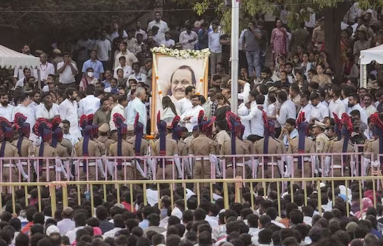 नम आंखों के बीच अजित पवार को श्रद्धांजलि देने के लिए उमड़ा सैलाब...उनके जैसा नेता होना मुश्किल 